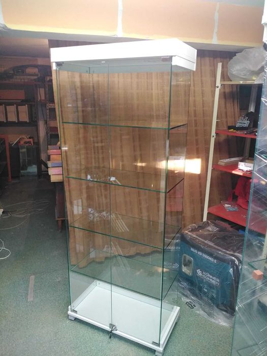 Стъклени изложбени витрини