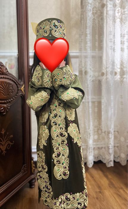 Бухарская платье для маленьких девочек.
