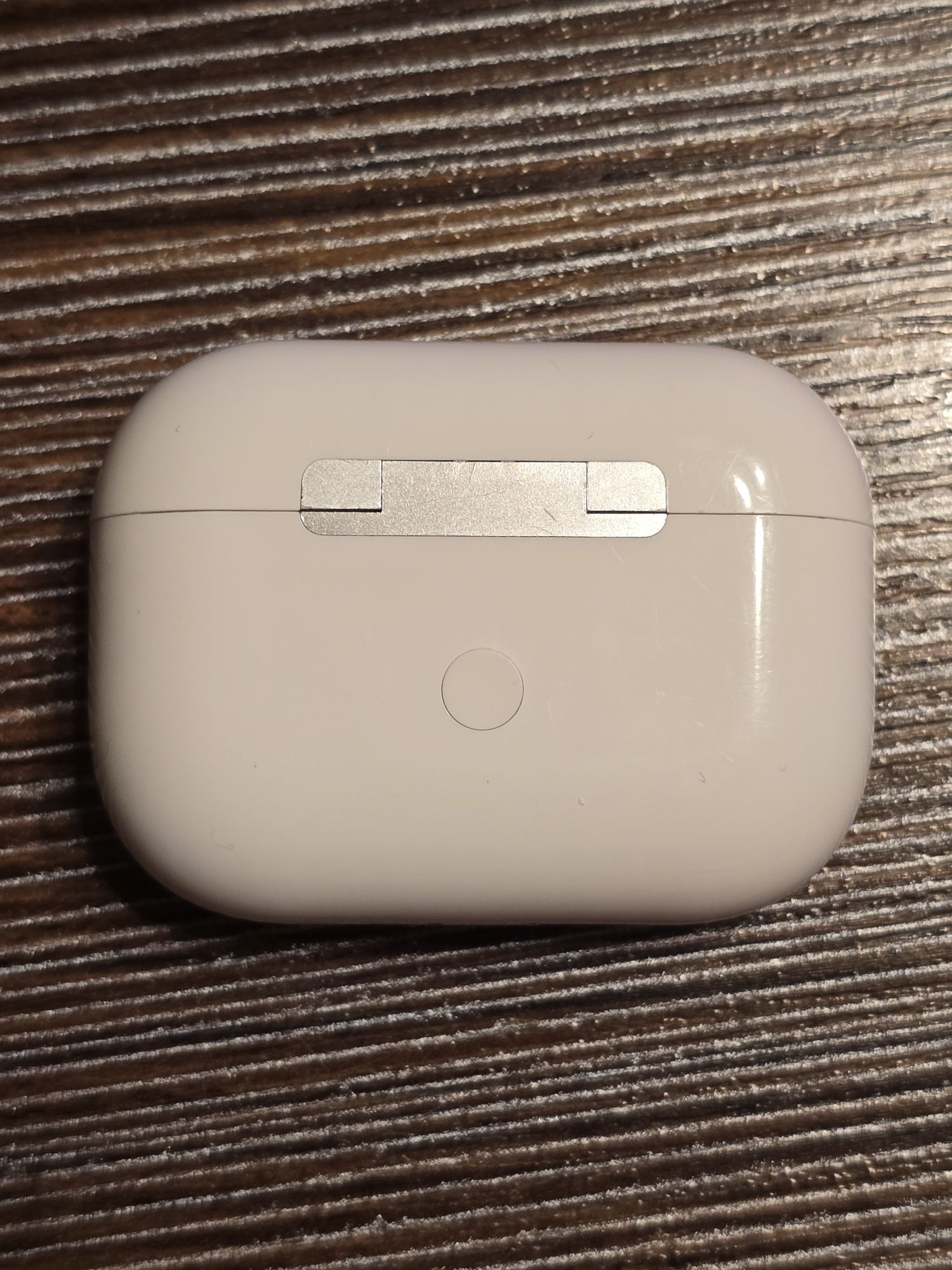 kалъф за зарежgане на Apple AirPods Pro.