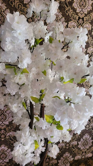 Suniy gul juda chiroyli, holati yangi