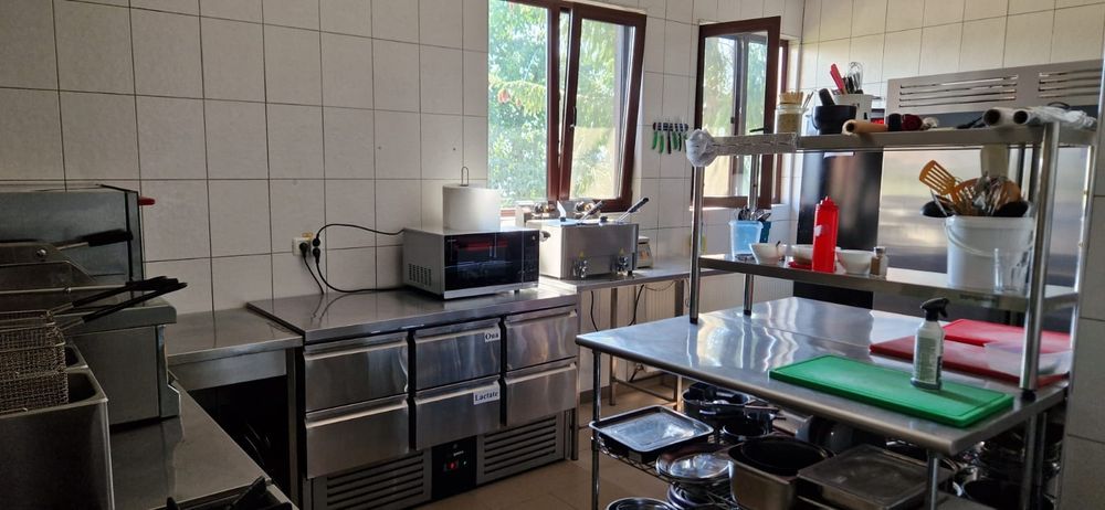 Restaurant, pensiune si casa pe malul lacului