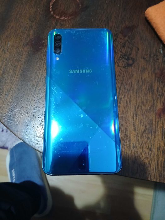 Продавам телефон samsung A30