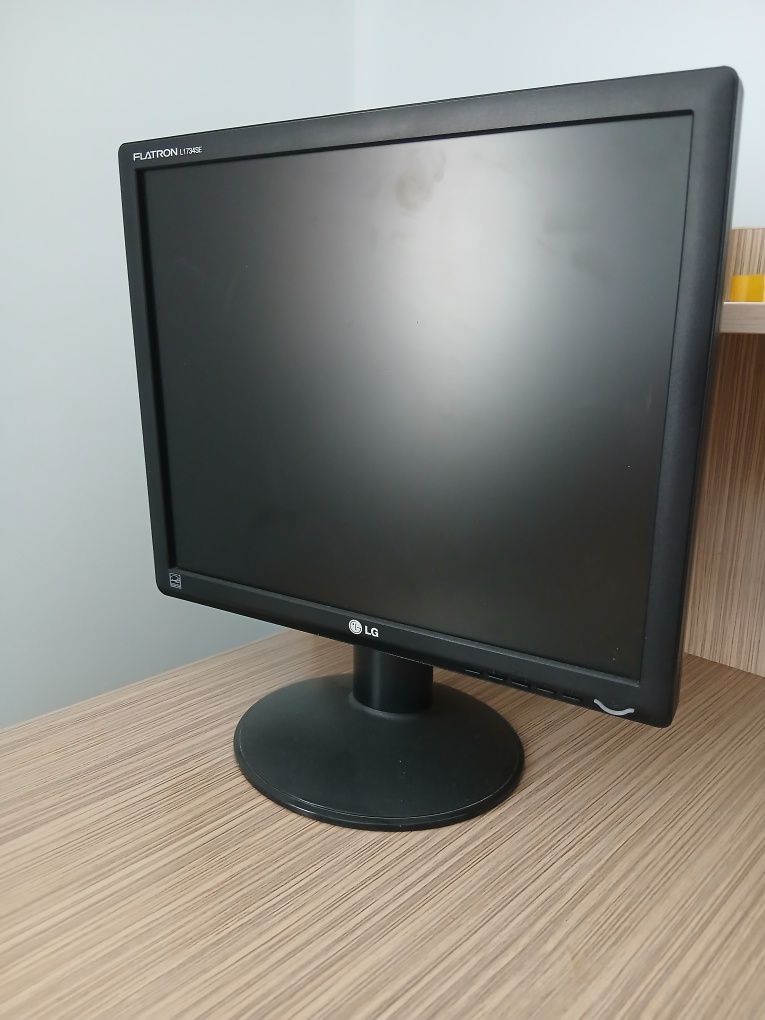 Монитор LG 17 сотилади