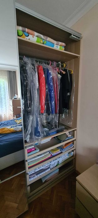 Голям гардероб, тапицирана спалня и разтегателен диван с ракла IKEA