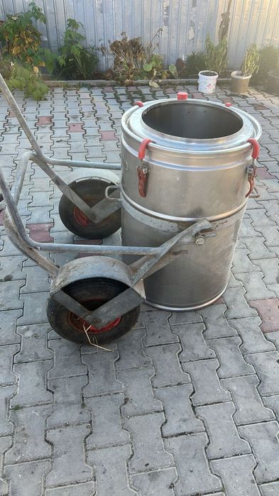 Vând bidon de lapte de inox 160L