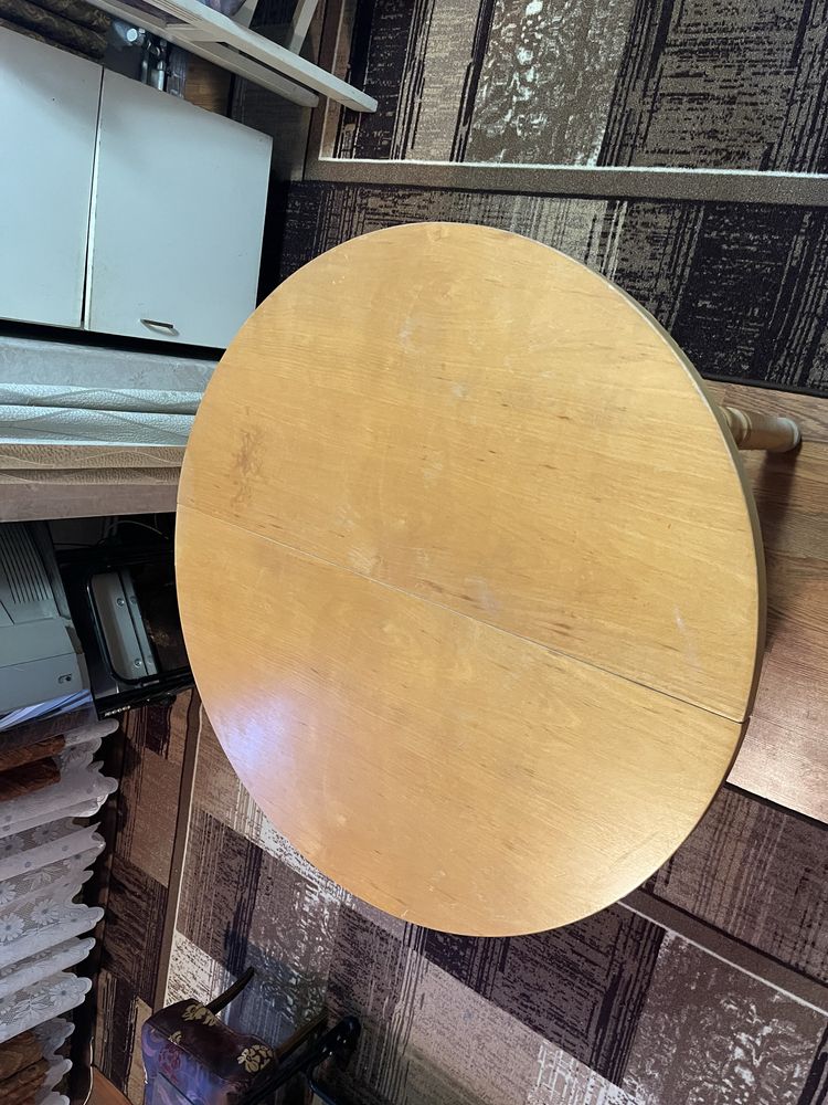 Продавам разтегателна гръгла маса в добро състояние (запазена) (90см)