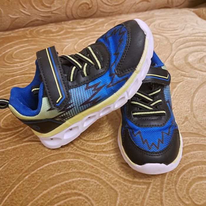 Adidasi cu beculete mar27