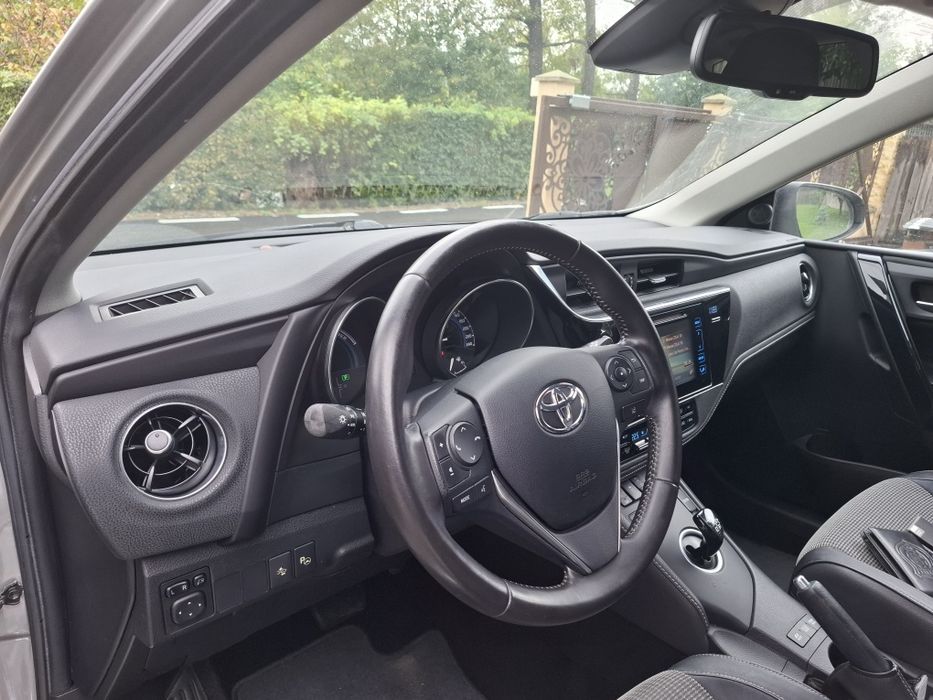 Vând toyota auris  hybrid 2017