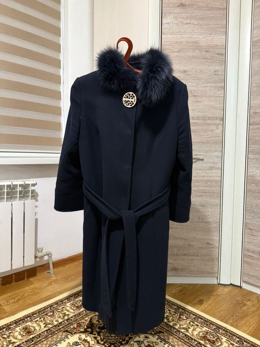 Пальто сатылады.