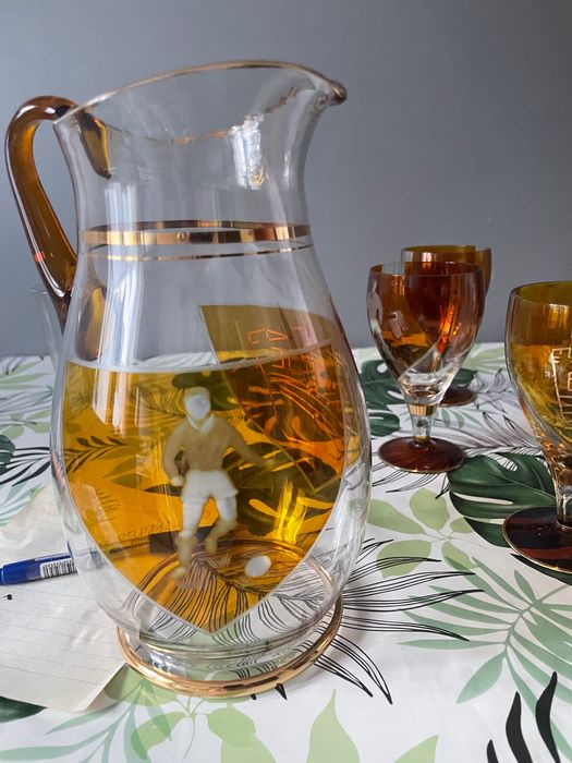 Продавам сервиз за вино - 6 чаши и кана