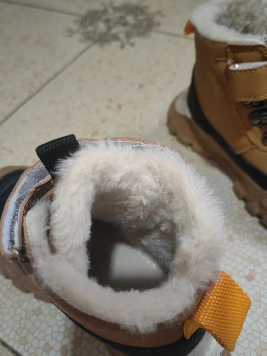 Продам зимнюю детскую обувь на мальчика 5-6 лет и девочку 7-8 лет, по