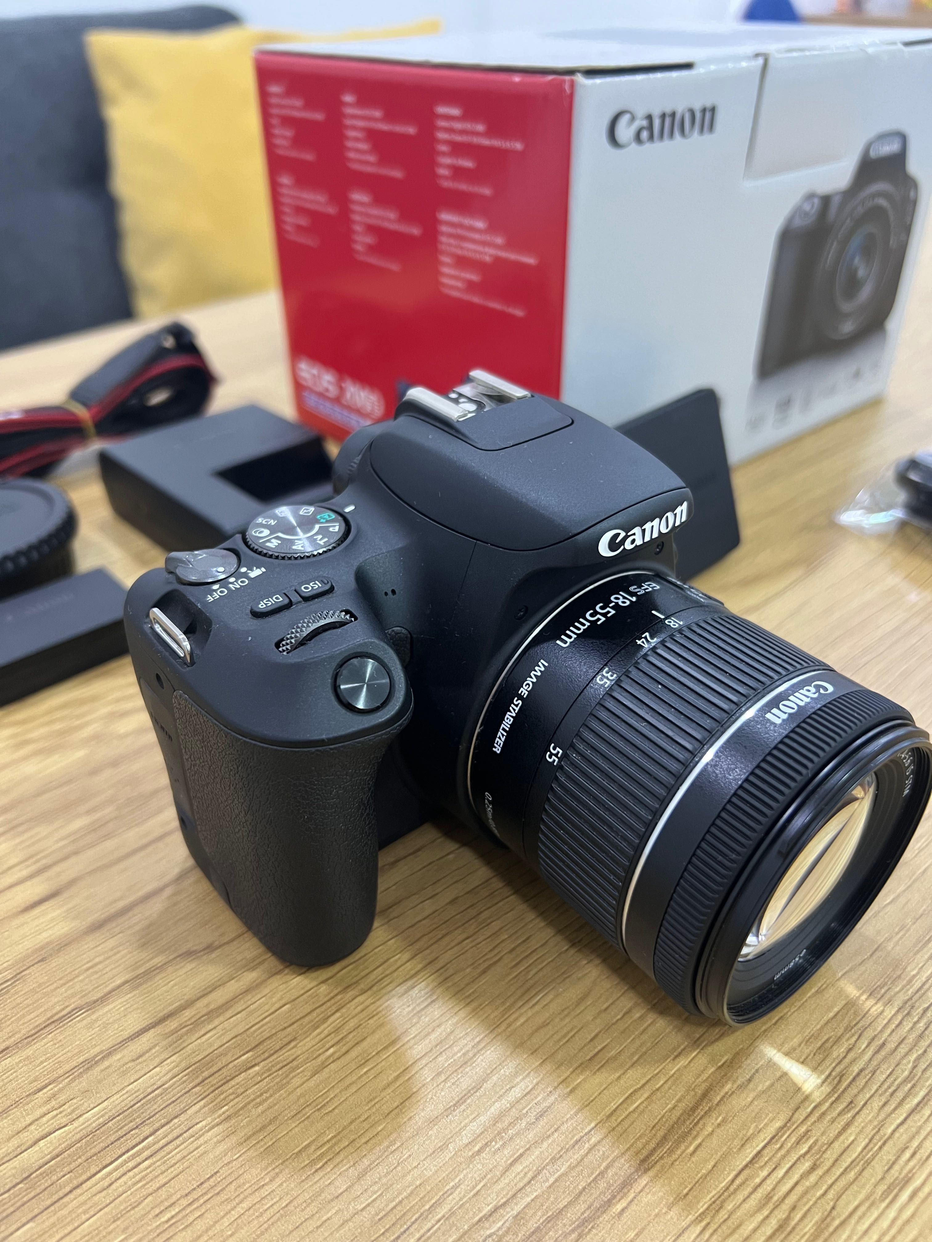 Canon  EOS  200D