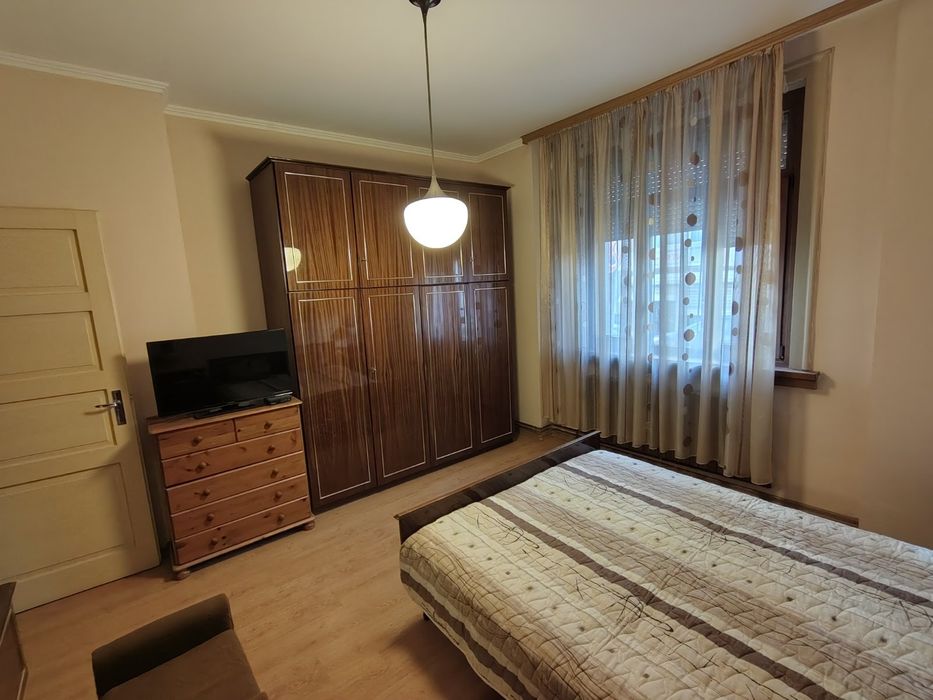 Етаж от къща с двор