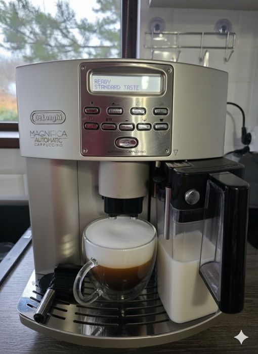 Vând espressor delonghi magnifica