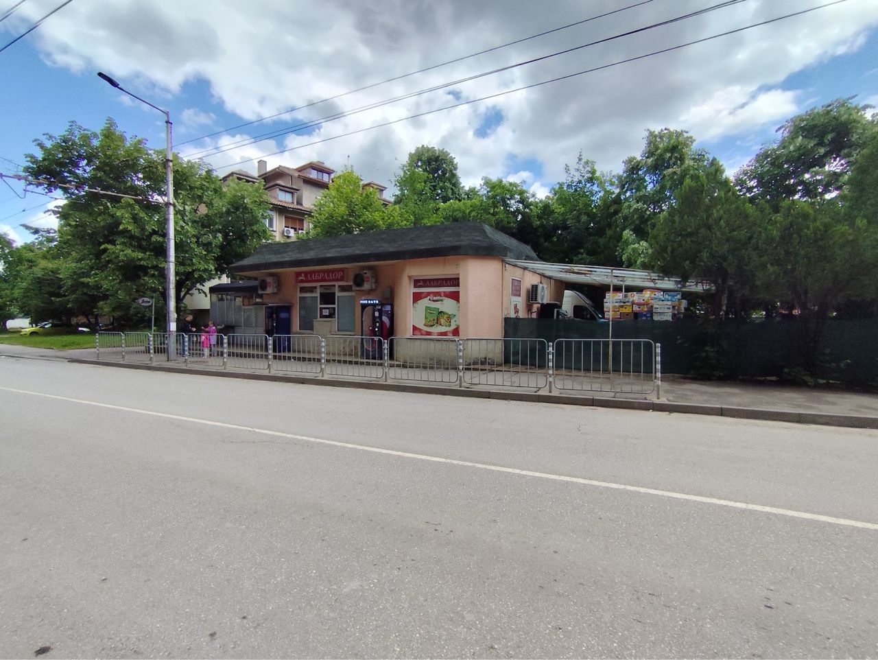 Дава се под наем Магазин в Враца, Дъбника - 324 кв.м за 612 € - Снимка #1