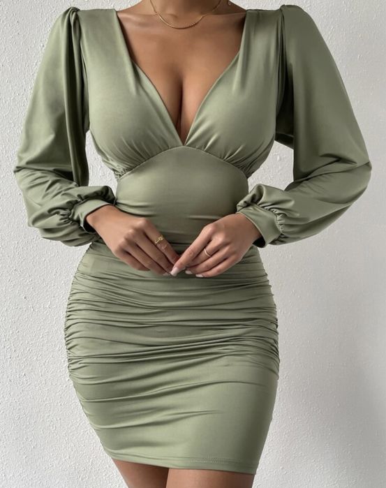 маслинено зелена рокля и черна рокля на Bershka