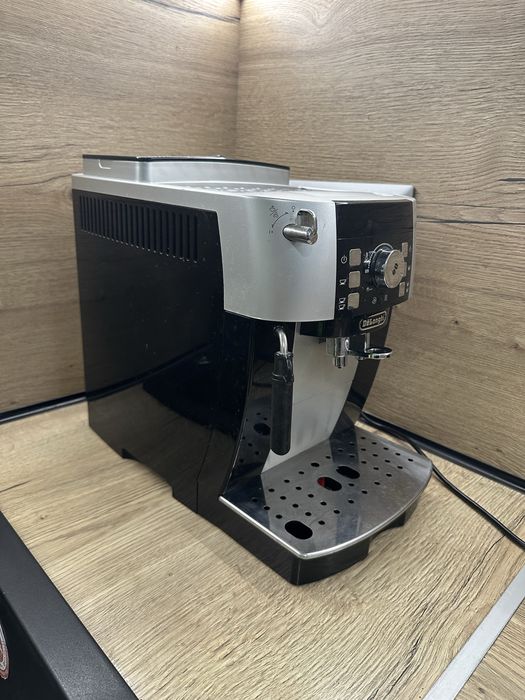 Продавам кафеавтомат (кафе машина )delonghi(делонги) magnifica s