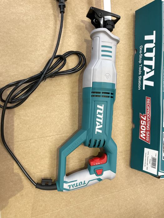 Fierăstrău sabie TOTAL TS100806 – tăieri precise în lemn și metal