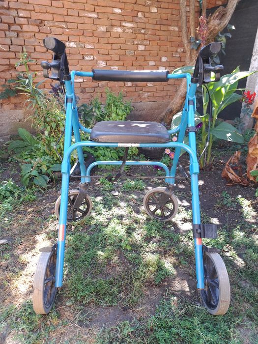 Scaun/carucior pt persoane varstnice sau cu dizabilitati.