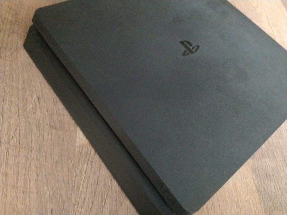 Vând Ps4 slim cu jocuri