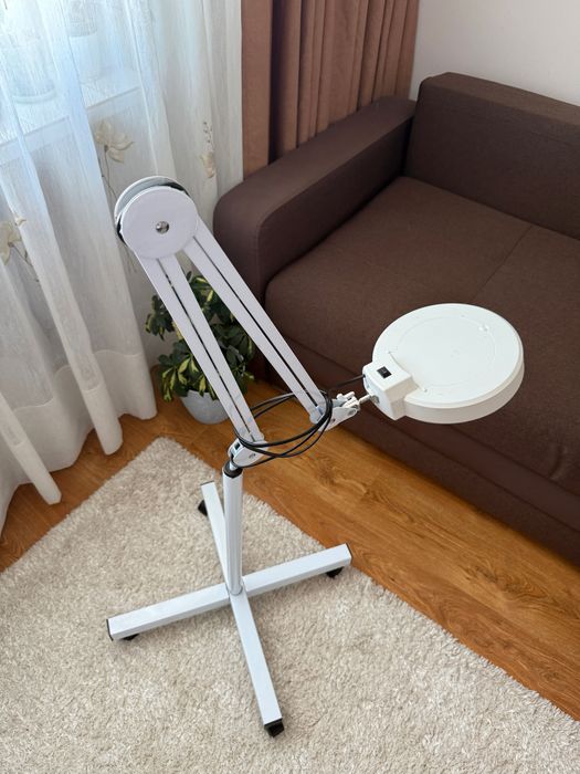 Lampă cosmetică cu lupă