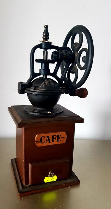 Râsnita veche din lemn și alamă