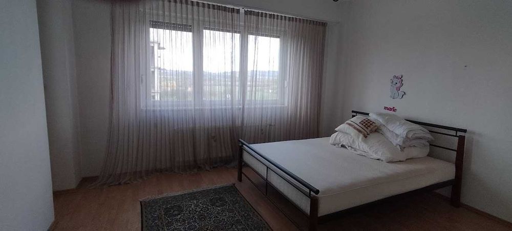 Vand apartament extra spatios, cu garaj