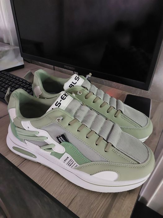 Кроссовка холати янги 43 размер бир размер кичкина олибман