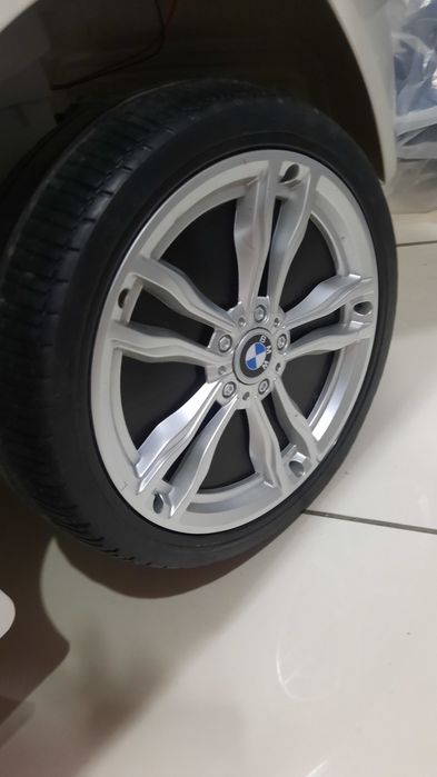 Vând mașinuța electrica BMW X6M
