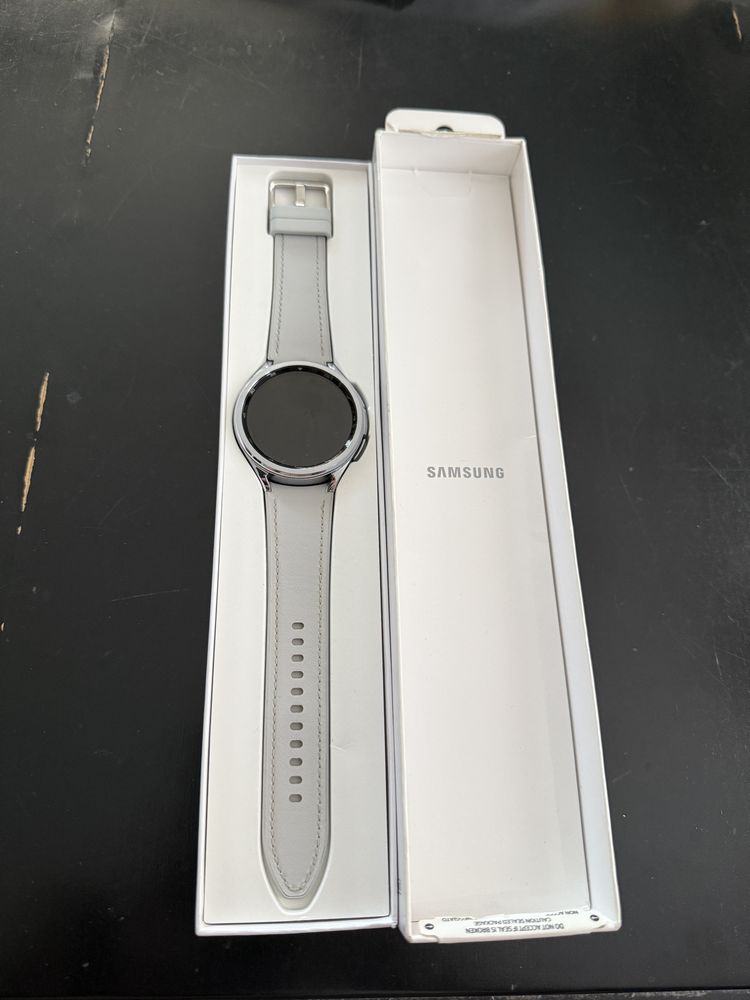 SAMSUNG GALAXY WATCH 6 - ползван месец!