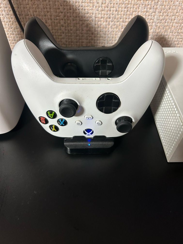 Xbox Series S + 2 геймпада