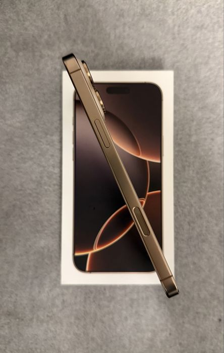 Vând telefon iPhone 16 Pro Max, 256 GB, desert titanium + Husa Apple