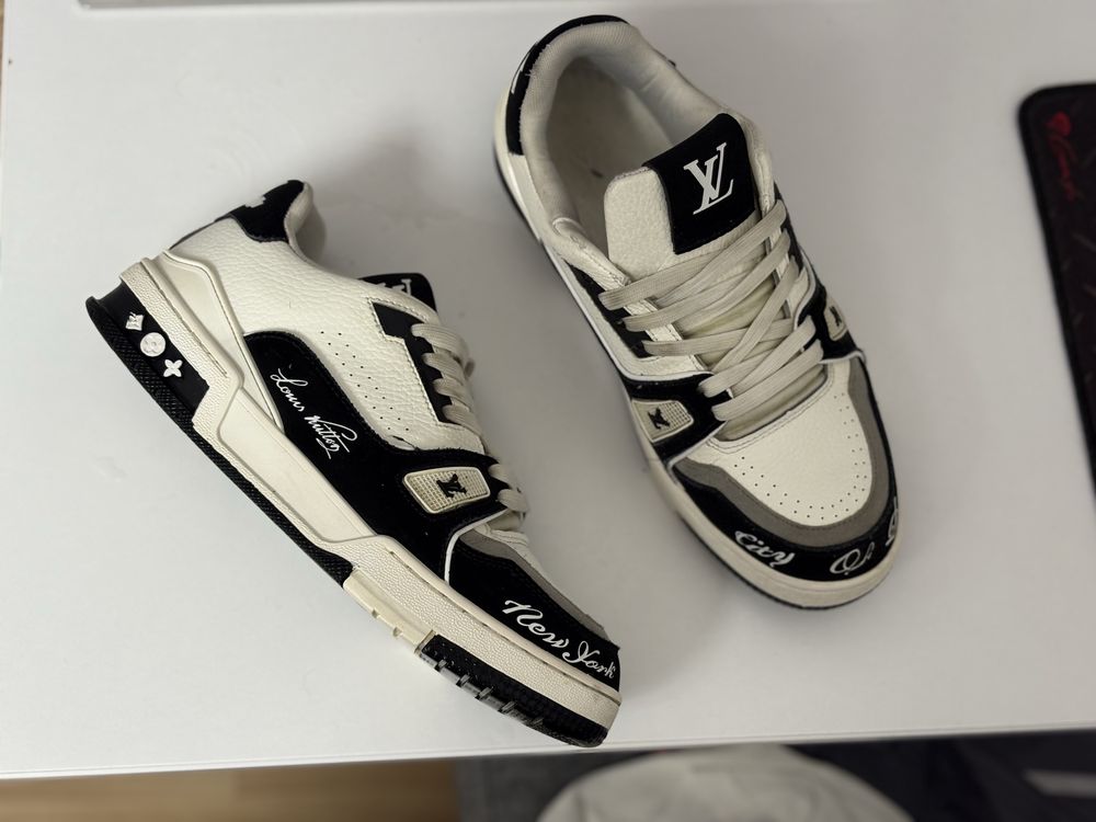 Louis Vuitton trainer black and white mar.41