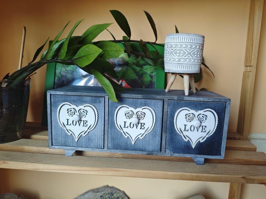 Декоративно дървено шкафче „LOVE“ с три чекмеджета и малка саксия