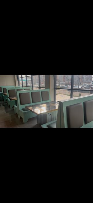 На продаже стулья и стол (на фото)