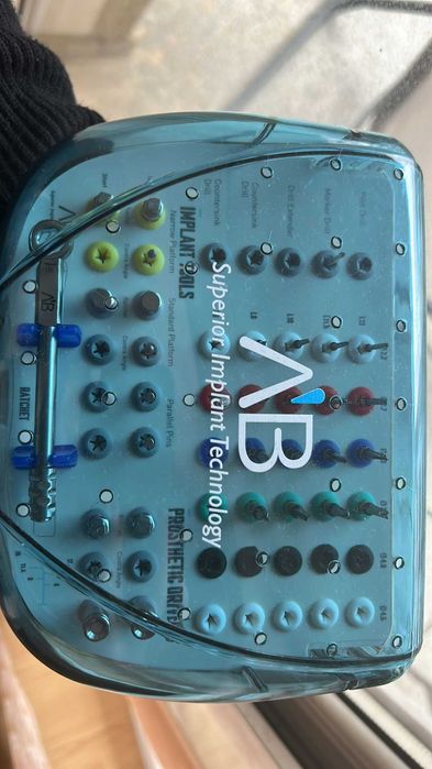 Vand fiziodispenser cu trusa chirurgicala si implante, noi