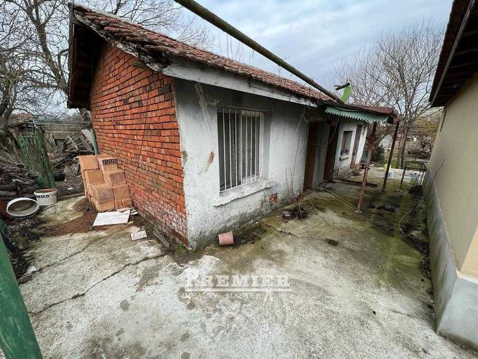 Нова, едноетажна къща в село Тръстиково на 25 км от Бургас