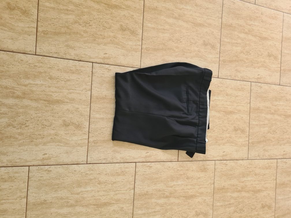 Vind pantaloni bărbați cu fermoar  în stare bună  115 lățime  și 105 L