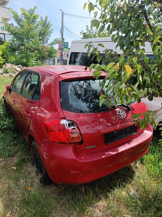 Toyota Auris răsturnată