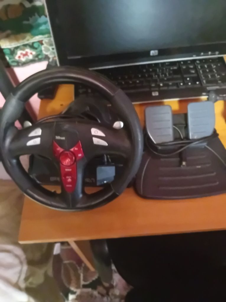 PS2 și volan cu pedale