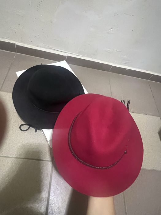 Шляпа черная и красная по 4000 каждая
