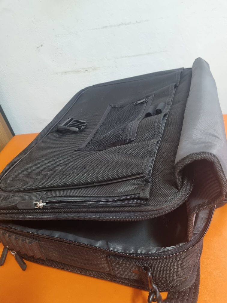 Geanta laptop 17 inch NOUĂ