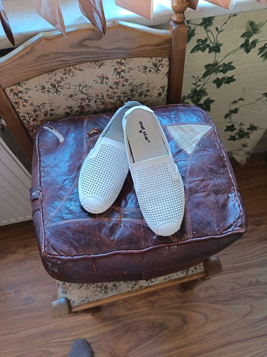 Бели спортни обувки