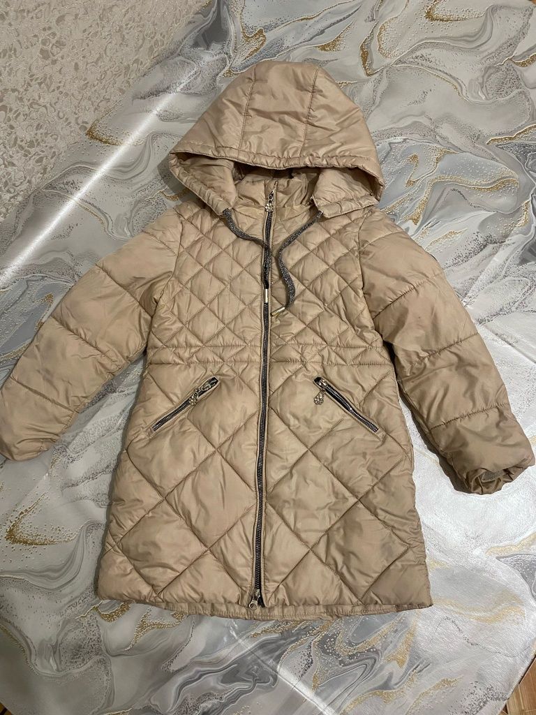Продам куртку на девочку.