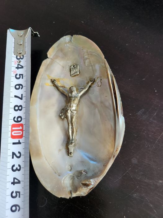 Винтидж разпятие в мида