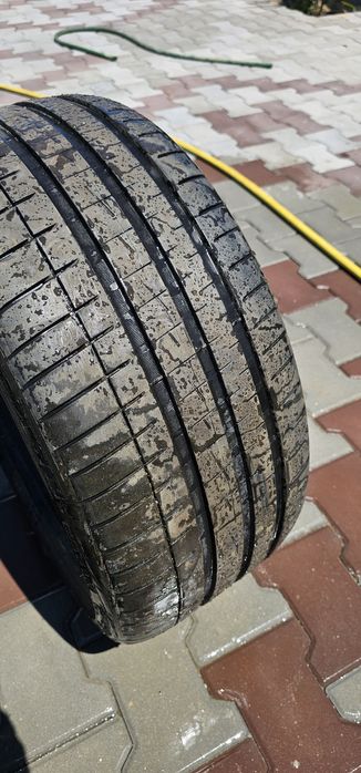 Vând 2 cauciucuri 235 35 19 vara