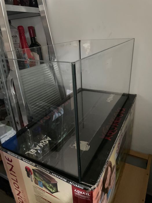 Acvariu care prezinte scurgeri