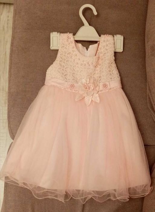 Официална рокля в бебешко розово с тюл и бродерия