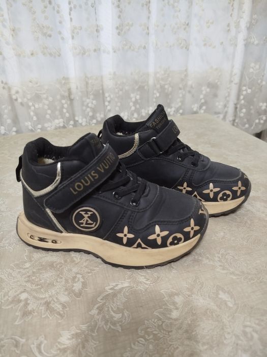 Обувь на девочку.