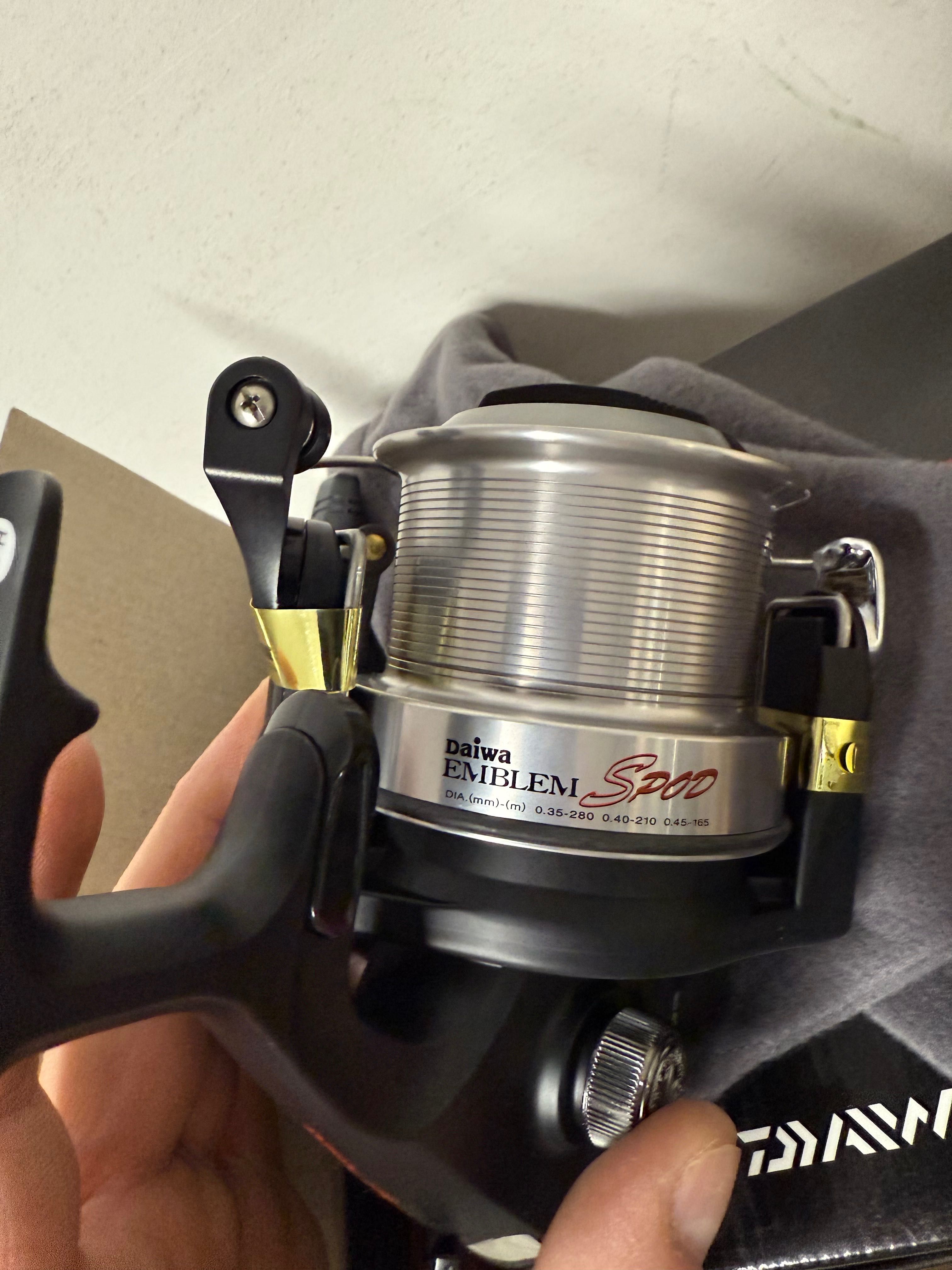 Макара Daiwa emblem spod